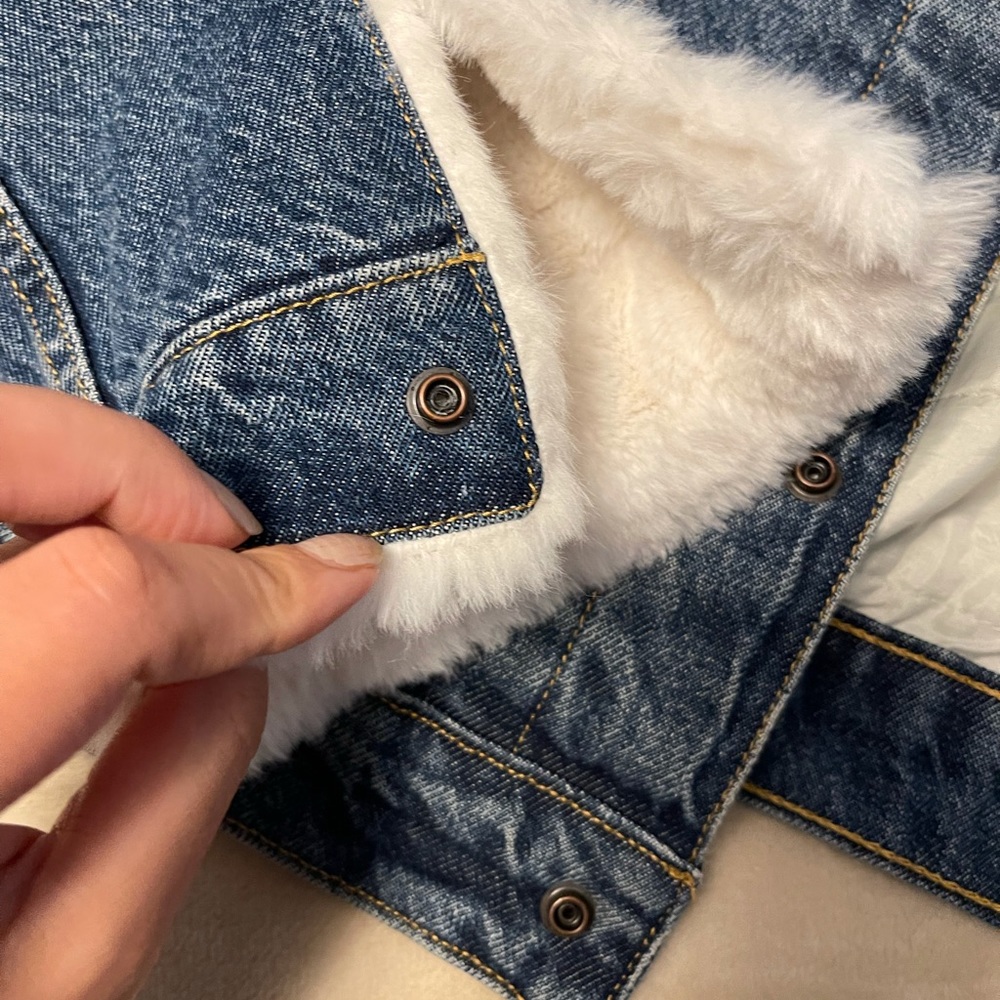 Levi's womens Fur Collar Ex-boyfriend Trucker Jackets - Picture 6 of 14